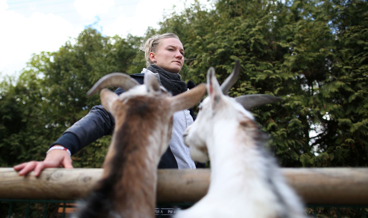 Alexandra Popov, capitana de la selección alemana que disputará el próximo Mundial, visita a los animales del parque de Essehof, donde se formó como cuidadora, para despejar su cabeza antes de la cita mundialista en Francia. 