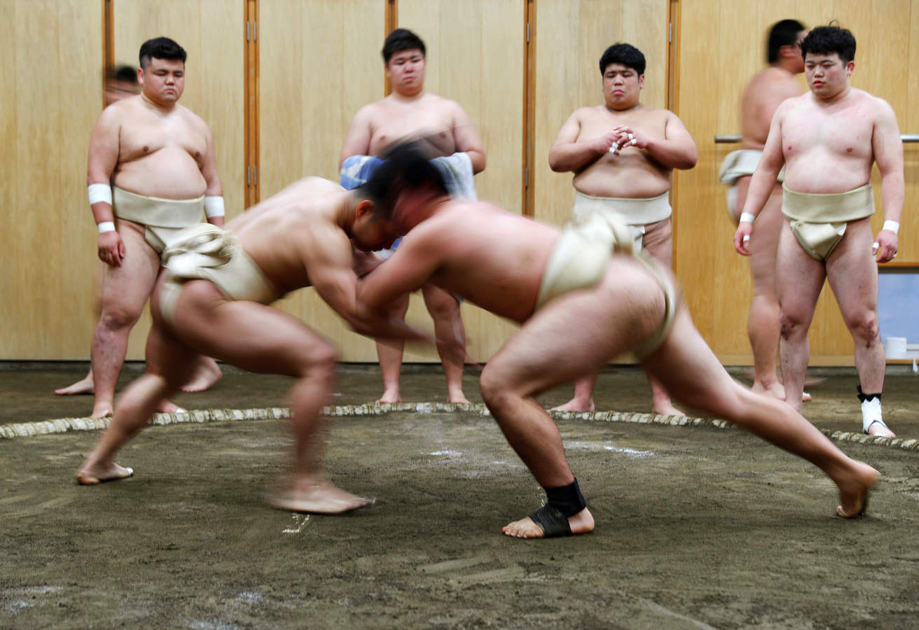 Los estudiantes universitarios trabajan en el club de lucha de Sumo en la Universidad de Ciencias del Deporte Nippon en Tokio. El sumo es 