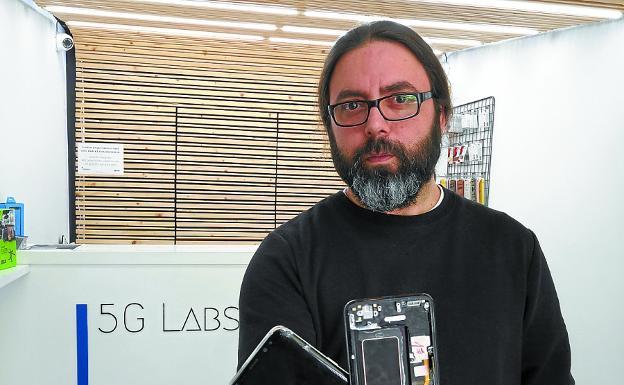 El secreto está en los acabados, los protectores, las placas. ¿Con qué ojos mira un loco por los móviles el interior de un teléfono inteligente? Jon, en 5G Labs. 