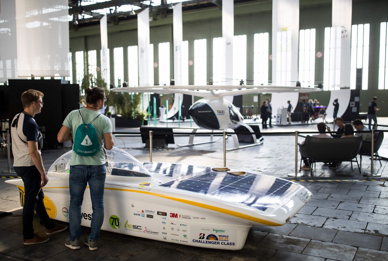 Barcos eléctricos, medias biodegradables, un taxi-helicóptero, los más modernos patinetes eléctricos y la última tecnología verde implementada en vehículos son algunas de las novedades que se han mostrado en el Greentech Festival celebrado en Berlín