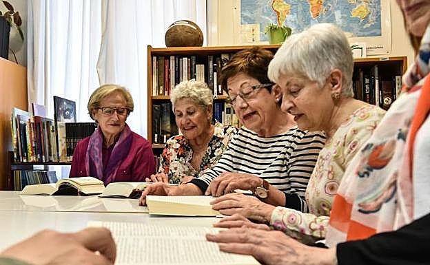 Severina Ortiz, primera por la izquierda, con Karmele Plasencia, Mertxe García y Blanca Martínez, ayer en el centro Ignacio Zuloaga de Donostia.