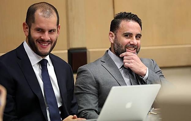 Pablo Ibar sonríe junto a Joe Nascimento, uno de los letrados de la defensa, durante un momento del juicio celebrado esta semana. 