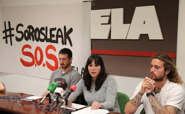La portavoz de ELA, Maddi Aspiazu, ayer durante la rueda de prensa acompañada por dos representantes de los socorristas.
