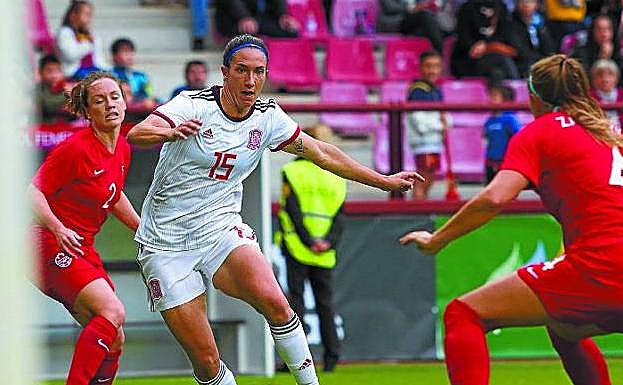 La española Silvia Meseguer conduce el balón entre dos jugadoras canadienses ayer en Las Gaunas. 