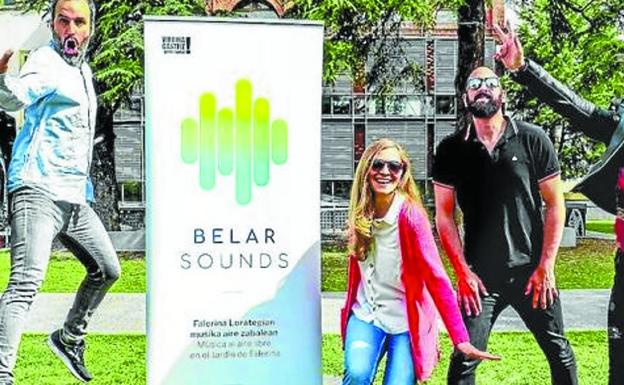 Componentes de las bandas locales junto al cartel del Belar Sounds.