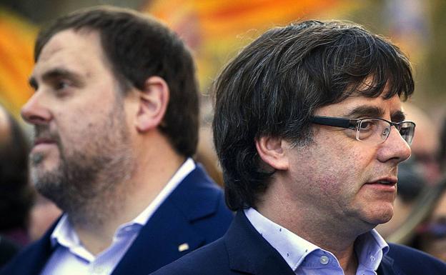 Oriol Junqueras (i) y Carles Puigdemont (d).