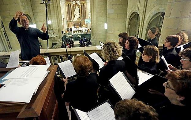 Andoni Sierra dirige a Andra Mari Abesbatza durante la misa musical el pasado sábado.