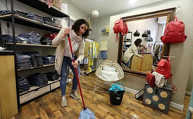 Una comerciante de Errenteria limpia su tienda afectada por las inundaciones 