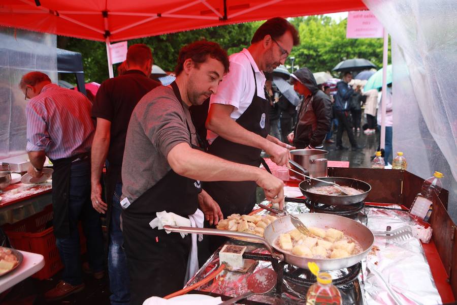 la gran fiesta del 30 de junio ya está prendida: el Alardealdia, la jornada que organiza la Junta de Mandos del Alarde tradicional, se ha celebrado sin que la llovizna calara en las ganas de fiesta de muchísimos irundarras. 