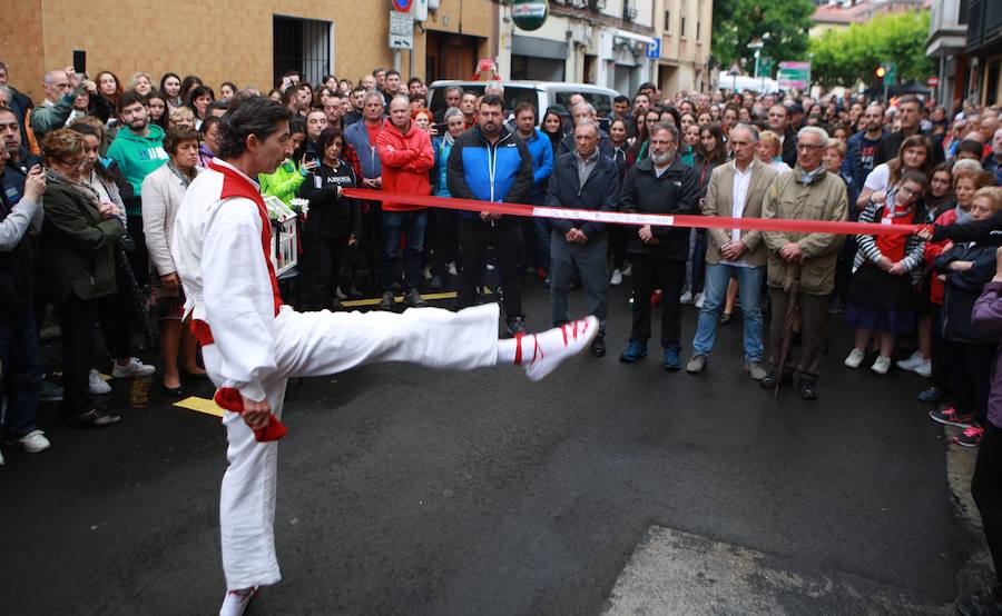 la gran fiesta del 30 de junio ya está prendida: el Alardealdia, la jornada que organiza la Junta de Mandos del Alarde tradicional, se ha celebrado sin que la llovizna calara en las ganas de fiesta de muchísimos irundarras. 