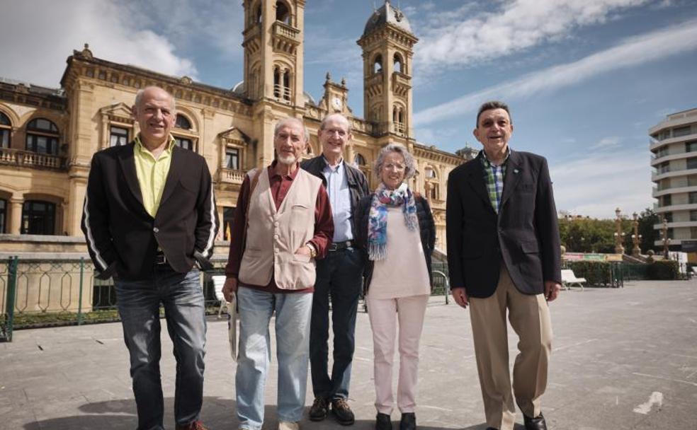 Josetxo Arrieta, Ángel Yáñez, Pedro Mendieta, Nerea Zubizarreta y Alberto Buen en la explanada de Alderdi Eder, junto al Ayuntamiento. 