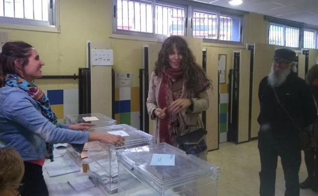 Aitzole Araneta en el momento de votar
