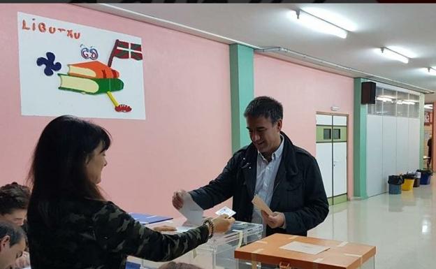 El alcalde de Eibar, Migue de los Toyos, depostiva su voto.