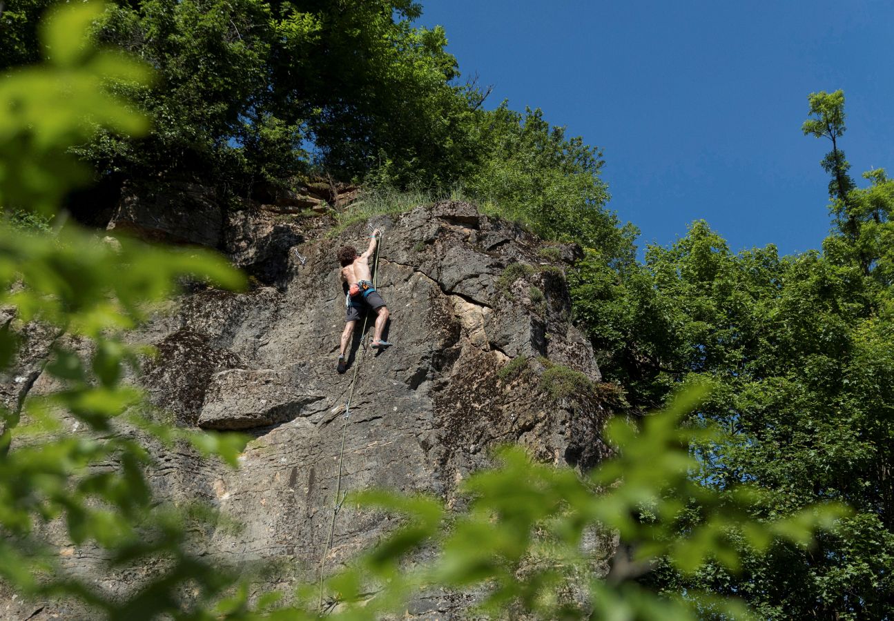 Este fin de semana se ha celebrado en las montañas Gerecse (Hungría) el KisGeri 24 Rock Climbing and Highline Festival, un evento de tres días cuyo acto central es una competición de 24 horas para escaladores profesionales y otra de 12 horas para amateurs.