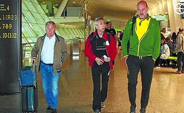 Clemente y el masajista Campa coincidieron en Loiu con Roberto Ríos, segundo del Las Palmas. 