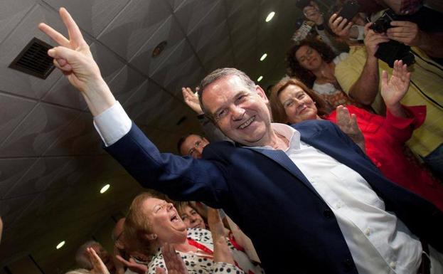 El socialista Abel Caballero celebra su mayoría absoluta en Vigo.