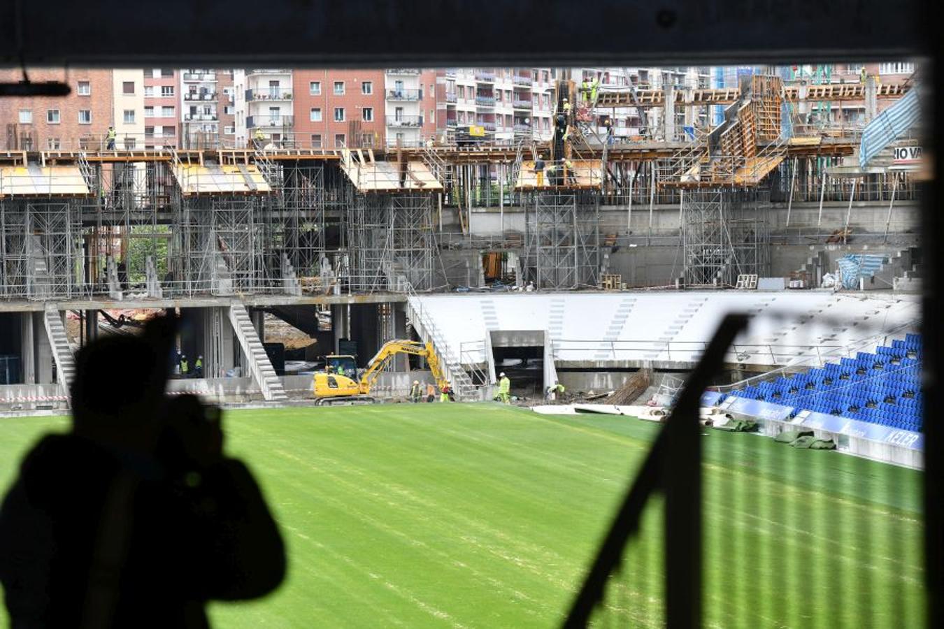 La futura grada familiar va cogiendo forma y los operarios comienzan la construcción del anillo superior de la grada Norte 