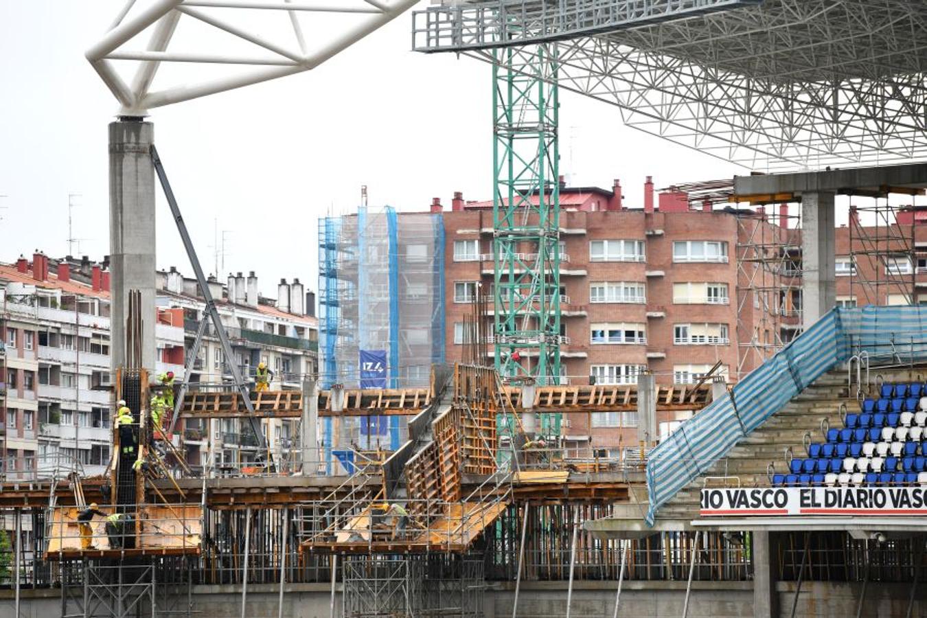La futura grada familiar va cogiendo forma y los operarios comienzan la construcción del anillo superior de la grada Norte 