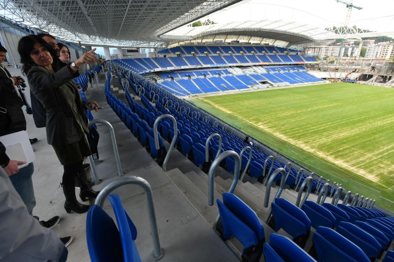 La futura grada familiar va cogiendo forma y los operarios comienzan la construcción del anillo superior de la grada Norte 