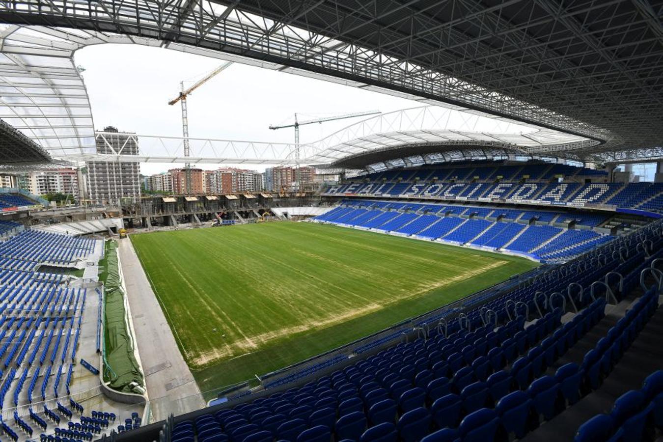 La futura grada familiar va cogiendo forma y los operarios comienzan la construcción del anillo superior de la grada Norte 