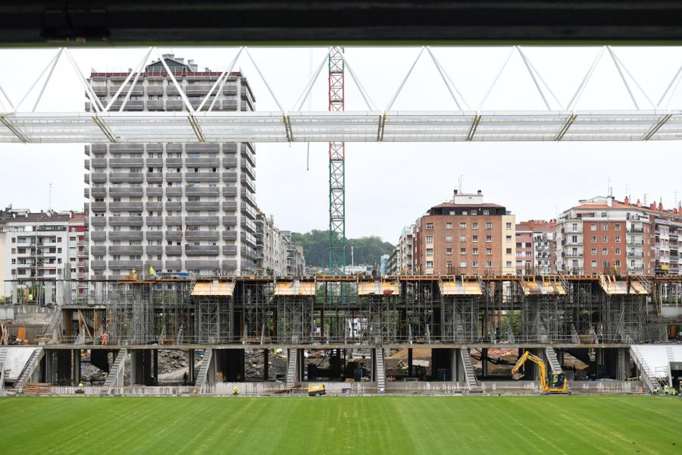 La futura grada familiar va cogiendo forma y los operarios comienzan la construcción del anillo superior de la grada Norte 