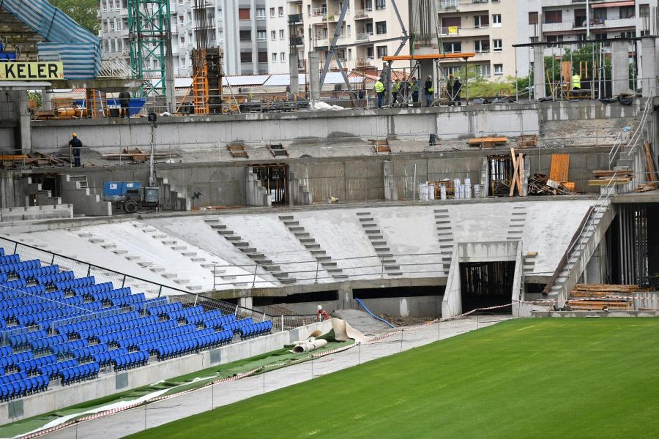 La futura grada familiar va cogiendo forma y los operarios comienzan la construcción del anillo superior de la grada Norte 