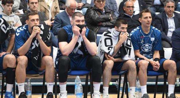 Bobrov, Burjanadze, Maiza y Van Lacke con gesto contrariado en el banquillo del Gipuzkoa Basket. 