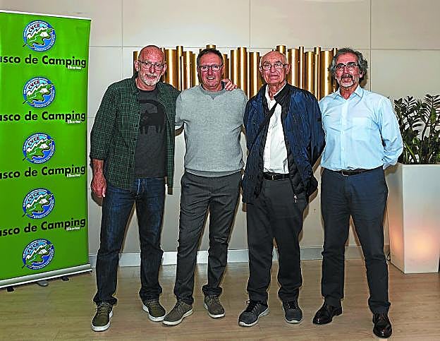 El presidente Rafa Elorza, los ex Txema Garay y Jesús Mari Alquézar y Pedro Nicolás, del Club Peñalara. 