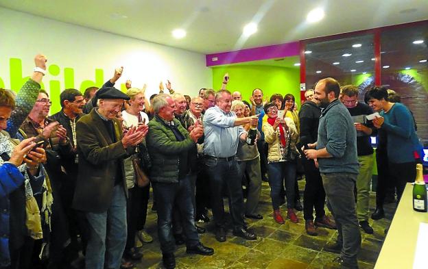 Fiesta en el local abarrotado de seguidores que vitorearon, felicitaron y aplaudieron a Artola.