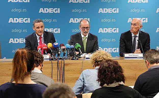 Los dirigentes de Adegi, Eduardo Junkera (c), José Miguel Ayerza (i) y Patxi Sasigain. 