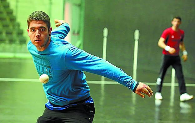 Iker Irribarria mira fijamente a la pelota antes de golpearla de derecha ayer en el Bizkaia de Bilbao. Al fondo, Jokin Altuna. 