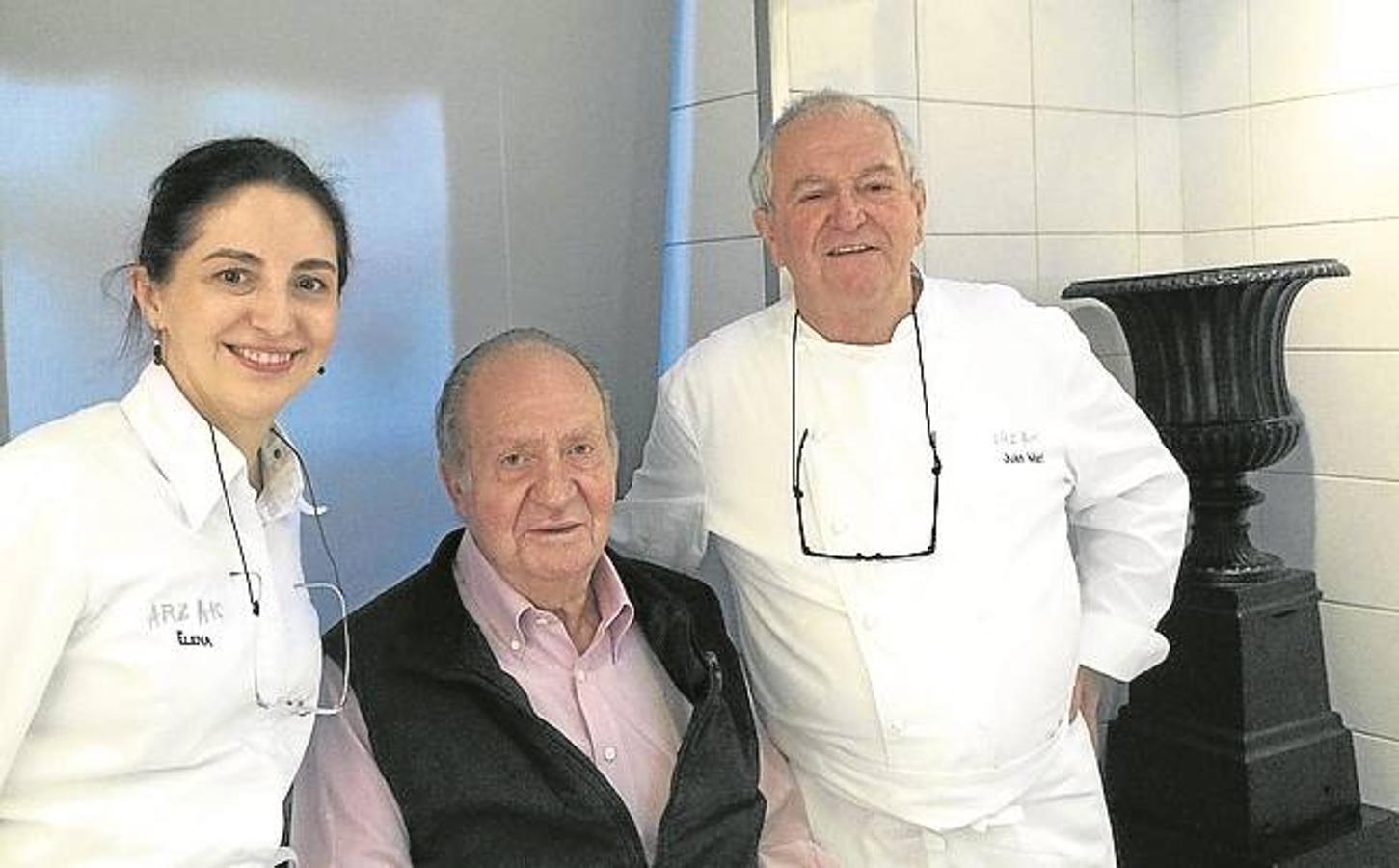 Comida con estrellas. Don Juan Carlos posa con Juan Mari y Elena Arzak en el restaurante donostiarra, uno de sus preferidos.