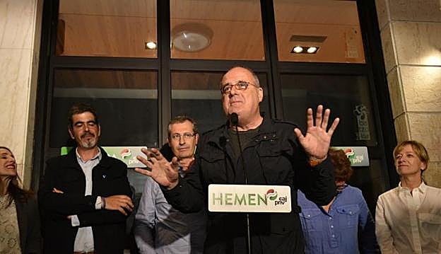 Joseba Egibar, con Goia y Olano detrás, el pasado domingo por la noche en Donostia tras conocerse el triunfo del PNV.