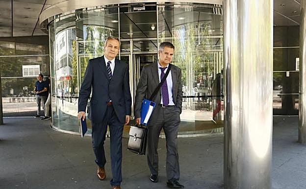 César Augusto Valero, jefe de servicio de OSI Araba, y su abogado a la salida del juzgado. 