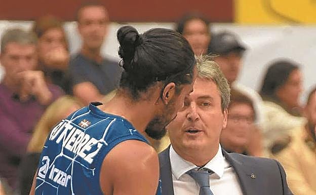 Valdeolmillos da instrucciones a Jorge Gutiérrez. 