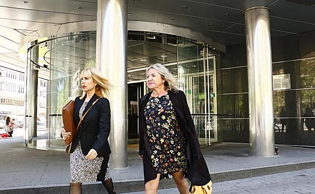 María Reyes Vega, a la derecha, jefa de servicio de Angiología.