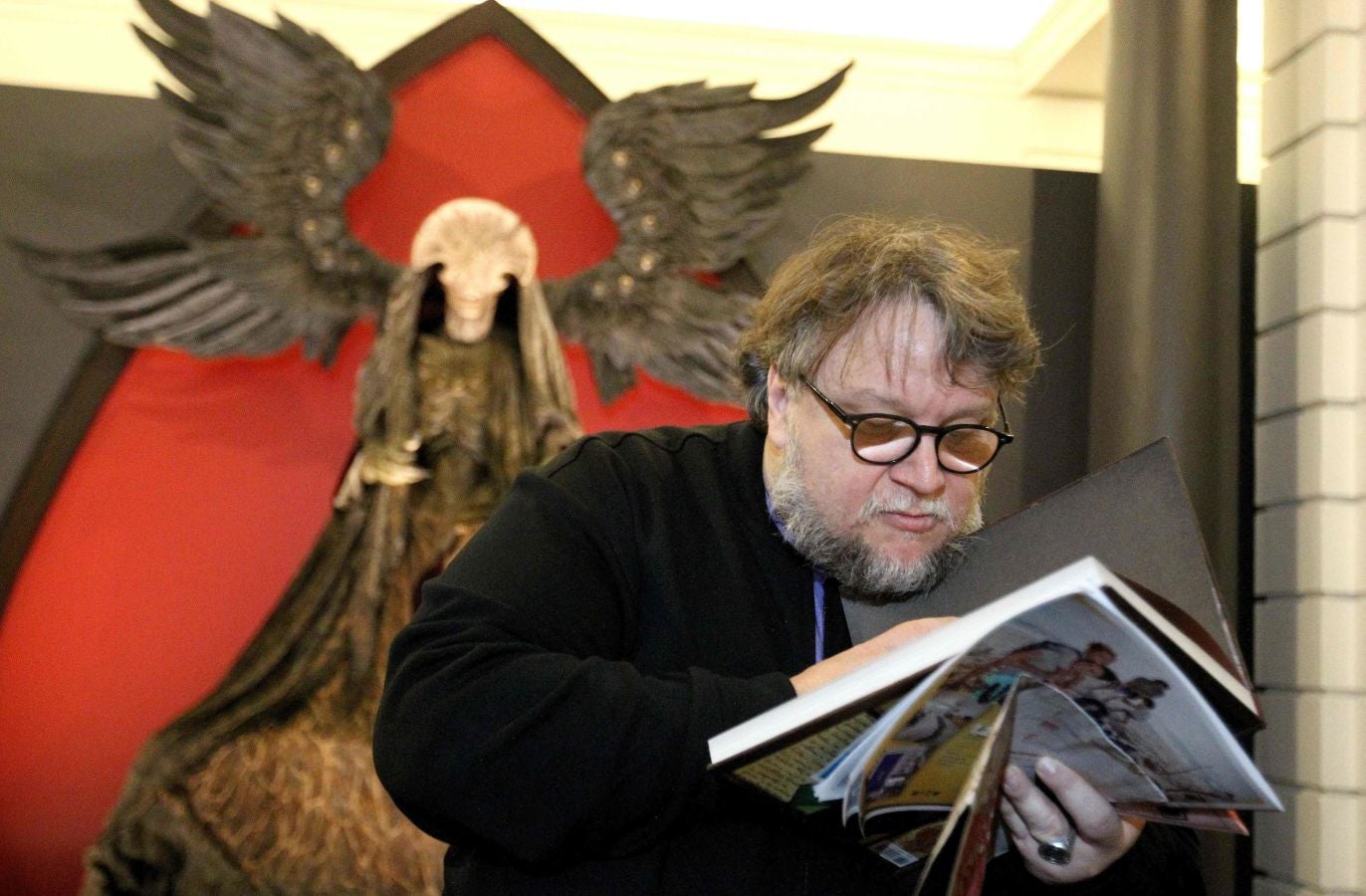La exposición 'Guillermo del Toro. En casa con mis monstruos' reúne una colección de artículos personales que el directos ha usado en sus películas. México