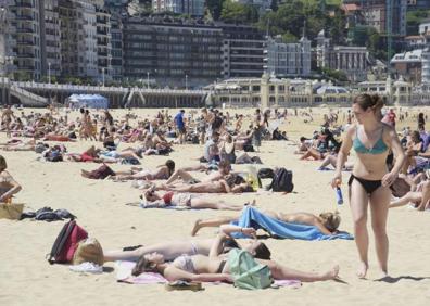 Imagen secundaria 1 - Las playas de La Zurriola y La Concha, este viernes.
