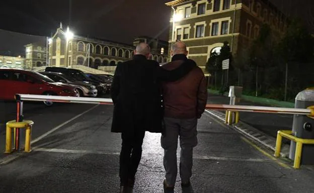 Dos de las personas que han acusado a 'don Chemi' accedieron a fotografiarse frente al colegio de los Salesianos