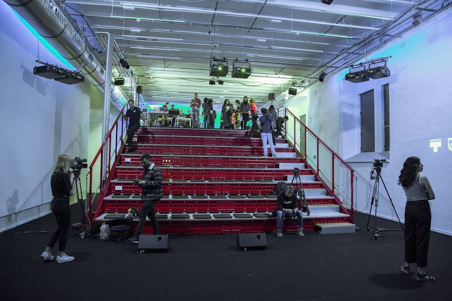Las nuevas instalaciones de 2deo, en la primera planta de Tabakalera, han abierto sus puertas como una «nueva herramienta para impulsar la creación de productos de masa de éxito y en euskera», ha explicado Markel Olano, diputado general de Gipuzkoa, en el acto de inauguración de este laboratorio de audiovisuales.