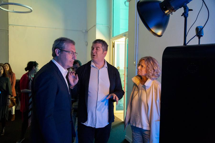 Las nuevas instalaciones de 2deo, en la primera planta de Tabakalera, han abierto sus puertas como una «nueva herramienta para impulsar la creación de productos de masa de éxito y en euskera», ha explicado Markel Olano, diputado general de Gipuzkoa, en el acto de inauguración de este laboratorio de audiovisuales.