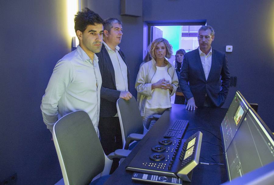 Las nuevas instalaciones de 2deo, en la primera planta de Tabakalera, han abierto sus puertas como una «nueva herramienta para impulsar la creación de productos de masa de éxito y en euskera», ha explicado Markel Olano, diputado general de Gipuzkoa, en el acto de inauguración de este laboratorio de audiovisuales.