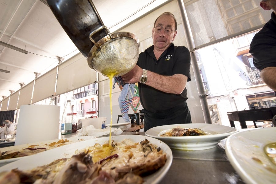 La Feria de Tolosa ha vuelto a la localidad con la SIdra y el Besugo como protagonistas. Así decenas de comensales han podido disfrutar del mejor menú con un tiempo inmejorable.