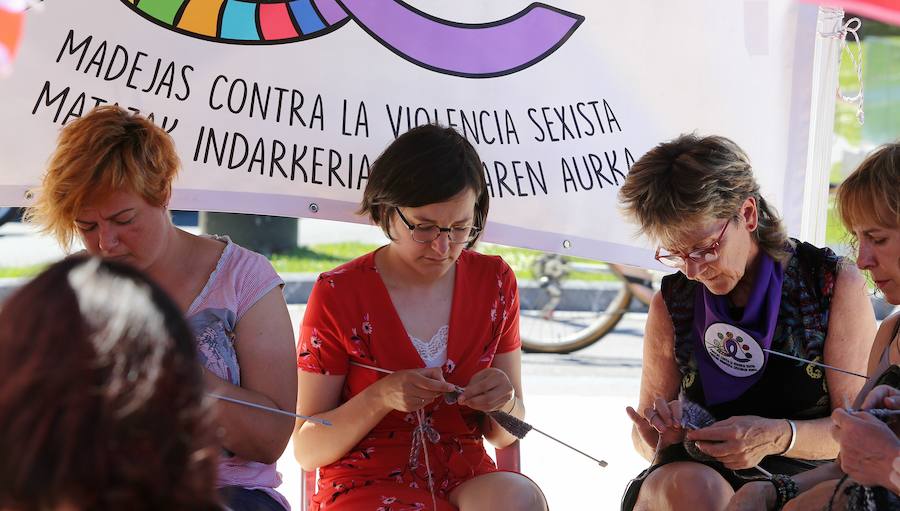 El festival ciudadano Olatu Talka ha comenzado a celebrar su décima edición con un abigarrado programa de actividades culturales y lúdicas orientadas primordialmente a la concienciación sobre valores ecológicos y el respeto al medio ambiente. Un programa que incluye más de 200 actos hasta el domingo y en el que asociaciones y entidades de todo tipo muestran en la calle su quehacer cultural. Este año se ha acentuado la descentralización de las actividades y aumentan las que se desarrollarán en los barrios.