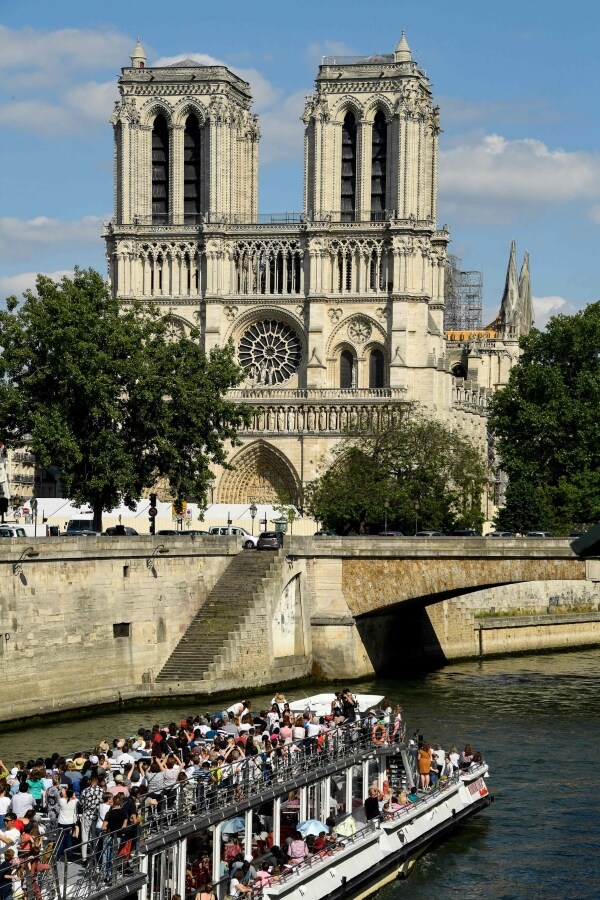 Poco más de un mes después del incendio, Notre Dame levanta cabeza. Decenas de miles de personas se han volcado con el corazón de París y con las inminentes obras que tratarán de recuperarlo. Los trabajos de restauración y conservación siguen desarrollándose y hacen que la catedral siga en pie.