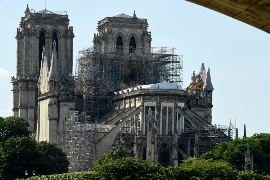 Poco más de un mes después del incendio, Notre Dame levanta cabeza. Decenas de miles de personas se han volcado con el corazón de París y con las inminentes obras que tratarán de recuperarlo. Los trabajos de restauración y conservación siguen desarrollándose y hacen que la catedral siga en pie.