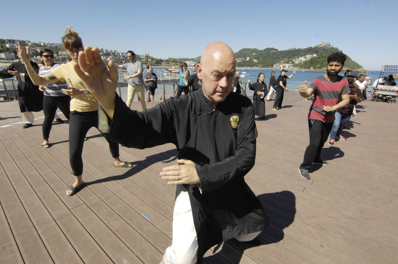 El festival ciudadano Olatu Talka ha comenzado a celebrar su décima edición con un abigarrado programa de actividades culturales y lúdicas orientadas primordialmente a la concienciación sobre valores ecológicos y el respeto al medio ambiente. Un programa que incluye más de 200 actos hasta el domingo y en el que asociaciones y entidades de todo tipo muestran en la calle su quehacer cultural. Este año se ha acentuado la descentralización de las actividades y aumentan las que se desarrollarán en los barrios.