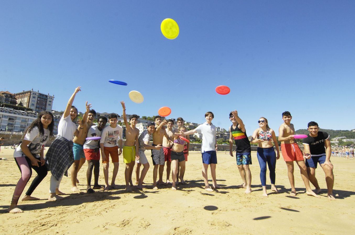 El festival ciudadano Olatu Talka ha comenzado a celebrar su décima edición con un abigarrado programa de actividades culturales y lúdicas orientadas primordialmente a la concienciación sobre valores ecológicos y el respeto al medio ambiente. Un programa que incluye más de 200 actos hasta el domingo y en el que asociaciones y entidades de todo tipo muestran en la calle su quehacer cultural. Este año se ha acentuado la descentralización de las actividades y aumentan las que se desarrollarán en los barrios.