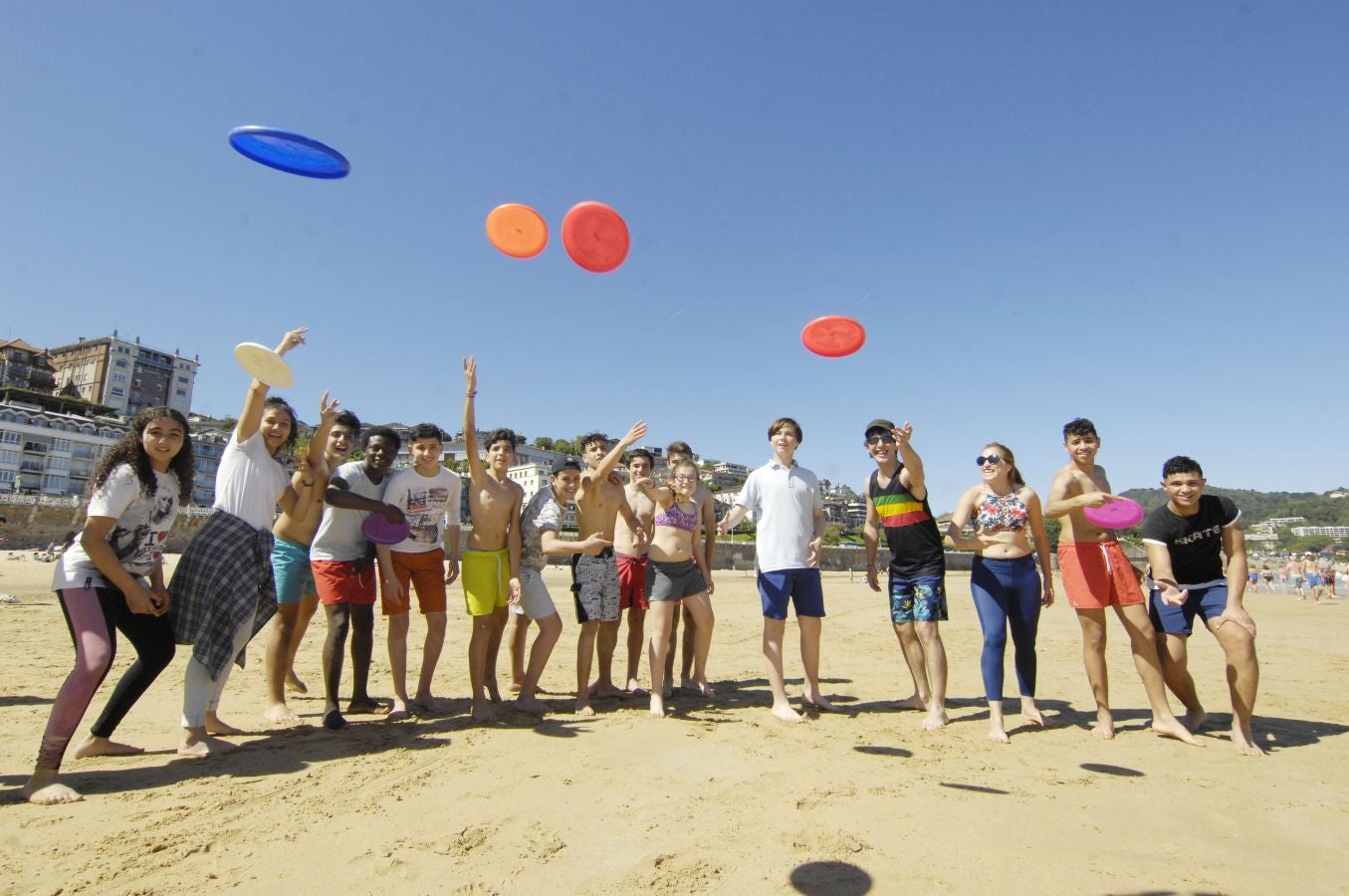 El festival ciudadano Olatu Talka ha comenzado a celebrar su décima edición con un abigarrado programa de actividades culturales y lúdicas orientadas primordialmente a la concienciación sobre valores ecológicos y el respeto al medio ambiente. Un programa que incluye más de 200 actos hasta el domingo y en el que asociaciones y entidades de todo tipo muestran en la calle su quehacer cultural. Este año se ha acentuado la descentralización de las actividades y aumentan las que se desarrollarán en los barrios.