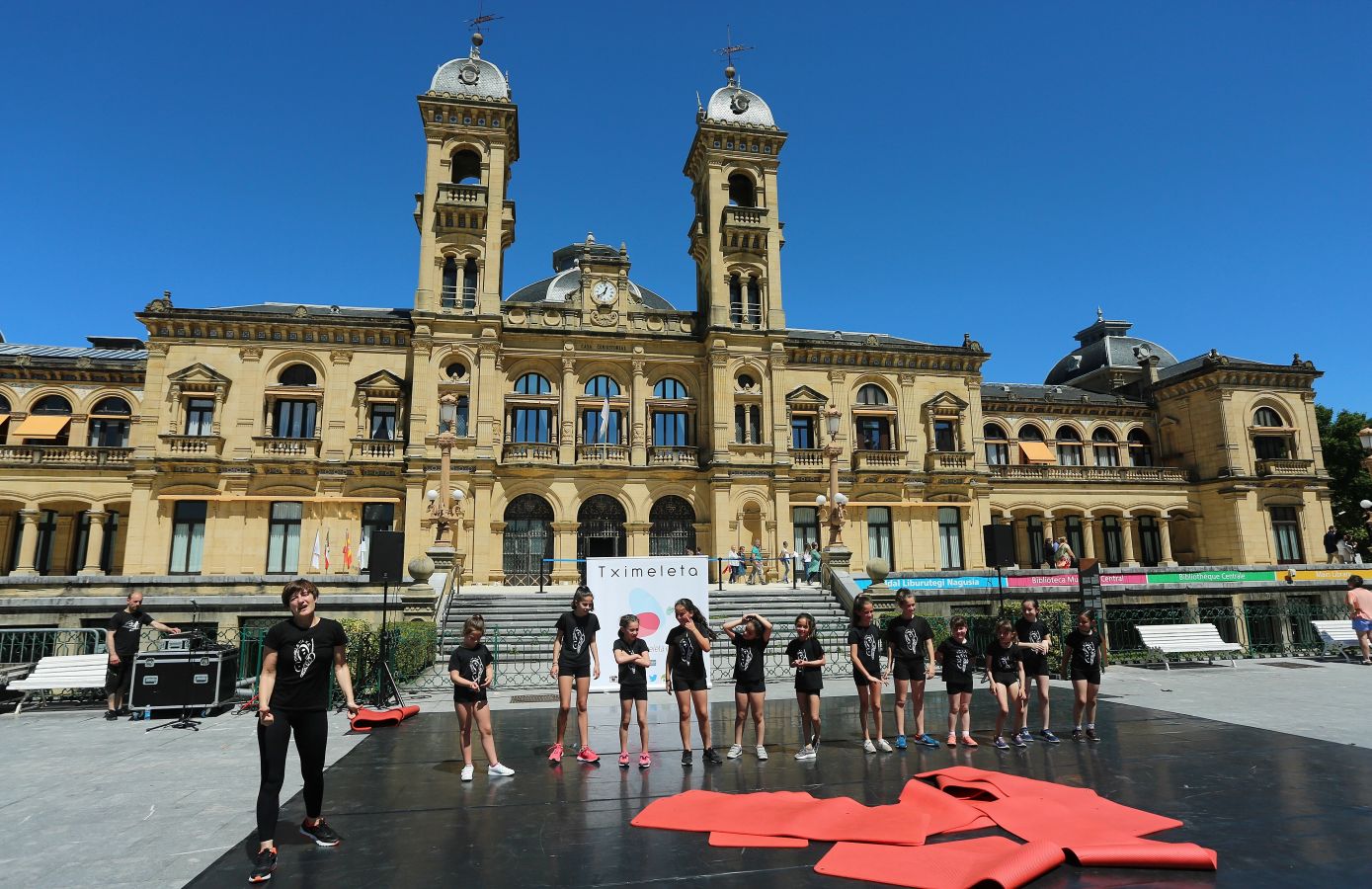 El festival ciudadano Olatu Talka ha comenzado a celebrar su décima edición con un abigarrado programa de actividades culturales y lúdicas orientadas primordialmente a la concienciación sobre valores ecológicos y el respeto al medio ambiente. Un programa que incluye más de 200 actos hasta el domingo y en el que asociaciones y entidades de todo tipo muestran en la calle su quehacer cultural. Este año se ha acentuado la descentralización de las actividades y aumentan las que se desarrollarán en los barrios.